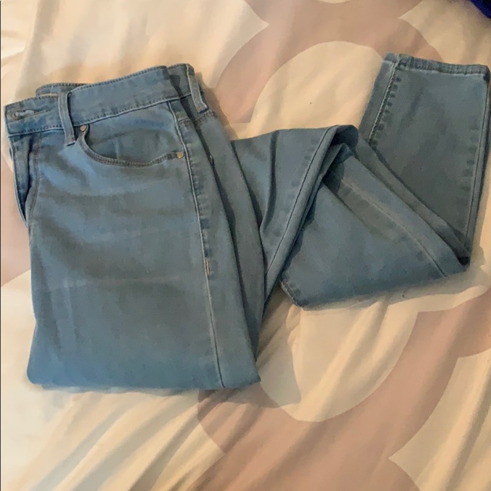 Skinny jeans ripped at the knee